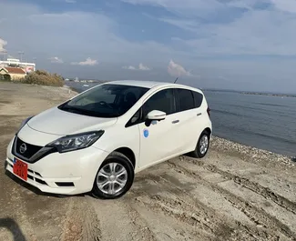 租赁 Nissan Note 的正面视图，在拉纳卡, 塞浦路斯 ✓ 汽车编号 #6825。✓ Automatic 变速箱 ✓ 7 评论。