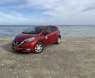 租赁 Nissan Note 的正面视图，在拉纳卡, 塞浦路斯 ✓ 汽车编号 #6828。✓ Automatic 变速箱 ✓ 0 评论。