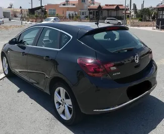 Vauxhall Astra 2013 在 在拉纳卡 可租赁，具有 unlimited 里程限制。