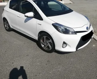 租赁 Toyota Yaris 的正面视图，在拉纳卡, 塞浦路斯 ✓ 汽车编号 #6810。✓ Automatic 变速箱 ✓ 0 评论。