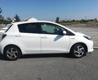 租车 Toyota Yaris #6810 Automatic 在 在拉纳卡，配备 1.3L 发动机 ➤ 来自 马克西姆 在塞浦路斯。