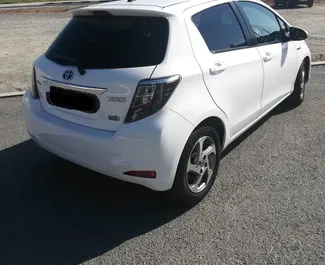 在 在塞浦路斯 租赁 Toyota Yaris 2015 汽车，特点包括 ✓ 使用 Hybrid 燃料和 120 马力 ➤ 起价 23 EUR 每天。