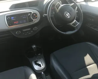 Toyota Yaris 2015 的 Hybrid 1.3L 发动机，在 在拉纳卡 出租。