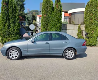 在 在阿尔巴尼亚 租赁 Mercedes-Benz C-Class 2005 汽车，特点包括 ✓ 使用 Petrol 燃料和 120 马力 ➤ 起价 22 EUR 每天。