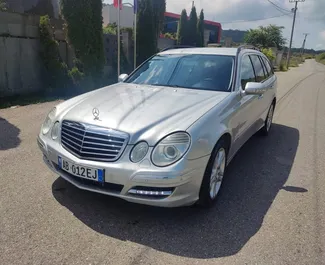 租赁 Mercedes-Benz E-Class 的正面视图，在地拉那, 阿尔巴尼亚 ✓ 汽车编号 #7063。✓ Automatic 变速箱 ✓ 0 评论。