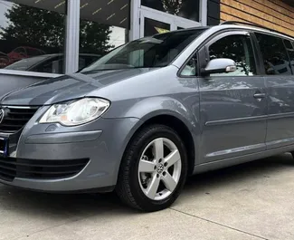 租赁 Volkswagen Touran 的正面视图，在地拉那, 阿尔巴尼亚 ✓ 汽车编号 #7047。✓ Automatic 变速箱 ✓ 1 评论。