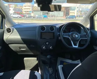 Nissan Note 内饰，在塞浦路斯 出租。一辆优秀的 5 座位车，配备 Automatic 变速箱。