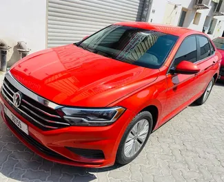 Volkswagen Jetta 2019 在 在迪拜 可租赁，具有 200 km/day 里程限制。