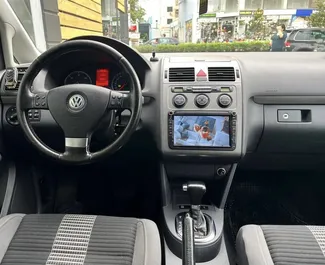 在 在阿尔巴尼亚 租赁 Volkswagen Touran 2010 汽车，特点包括 ✓ 使用 Diesel 燃料和 140 马力 ➤ 起价 43 EUR 每天。