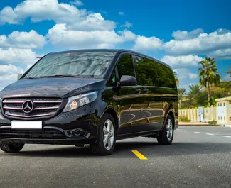 租赁 Mercedes-Benz Vito 的正面视图，在迪拜, 阿联酋 ✓ 汽车编号 #7092。✓ Automatic 变速箱 ✓ 0 评论。