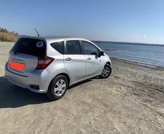 租赁 Nissan Note 的正面视图，在拉纳卡, 塞浦路斯 ✓ 汽车编号 #6829。✓ Automatic 变速箱 ✓ 2 评论。