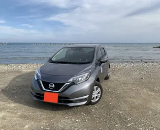 租赁 Nissan Note 的正面视图，在拉纳卡, 塞浦路斯 ✓ 汽车编号 #7105。✓ Automatic 变速箱 ✓ 0 评论。