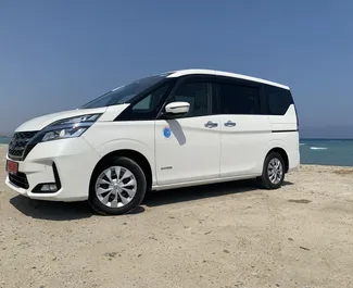 租赁 Nissan Serena 的正面视图，在拉纳卡, 塞浦路斯 ✓ 汽车编号 #7088。✓ Automatic 变速箱 ✓ 0 评论。