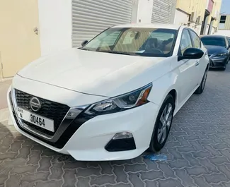 租赁 Nissan Altima 的正面视图，在迪拜, 阿联酋 ✓ 汽车编号 #7096。✓ Automatic 变速箱 ✓ 2 评论。