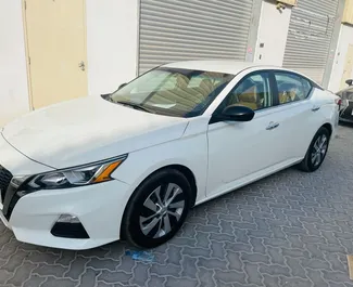 在 阿联酋 租赁 Nissan Altima 2020 汽车，特点包括 ✓ 使用 Petrol 燃料和 188 马力 ➤ 起价 120 AED 每天。