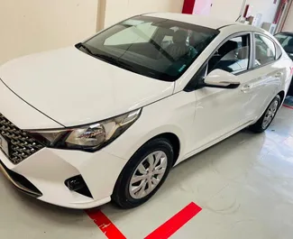 在 阿联酋 租赁 Hyundai Accent 2022 汽车，特点包括 ✓ 使用 Petrol 燃料和 100 马力 ➤ 起价 95 AED 每天。