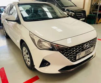 租赁 Hyundai Accent 的正面视图，在迪拜, 阿联酋 ✓ 汽车编号 #7093。✓ Automatic 变速箱 ✓ 3 评论。