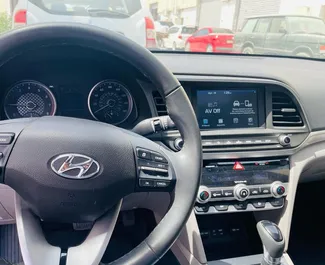 Hyundai Elantra 2019 在 在迪拜 可租赁，具有 200 km/day 里程限制。