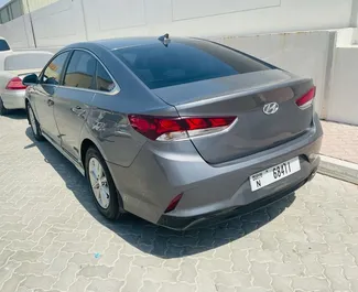 Hyundai Sonata 2018 在 在迪拜 可租赁，具有 200 km/day 里程限制。