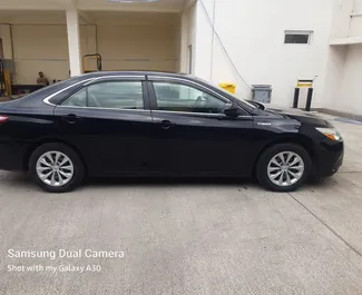 在 在格鲁吉亚 租赁 Toyota Camry 2015 汽车，特点包括 ✓ 使用 Hybrid 燃料和 200 马力 ➤ 起价 100 GEL 每天。