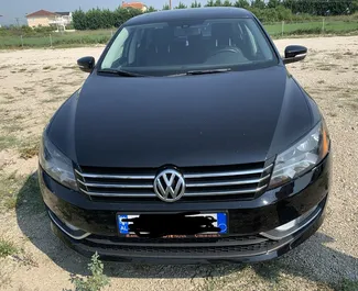 租赁 Volkswagen Passat 的正面视图，地拉那机场, 阿尔巴尼亚 ✓ 汽车编号 #7263。✓ Automatic 变速箱 ✓ 1 评论。