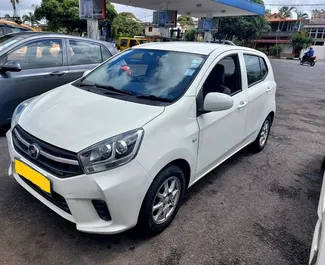 租赁 Perodua Axia 的正面视图，在毛里求斯机场, 毛里求斯 ✓ 汽车编号 #7330。✓ Automatic 变速箱 ✓ 0 评论。