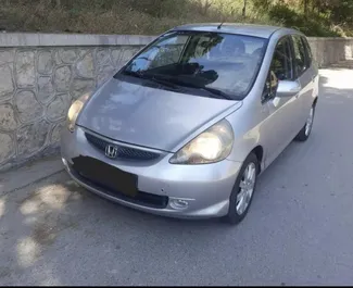 租赁 Honda Jazz 的正面视图，在都拉斯, 阿尔巴尼亚 ✓ 汽车编号 #7424。✓ Automatic 变速箱 ✓ 2 评论。