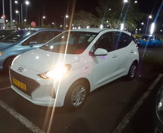 租赁 Hyundai i10 的正面视图，在毛里求斯机场, 毛里求斯 ✓ 汽车编号 #7371。✓ Automatic 变速箱 ✓ 0 评论。