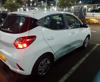 租赁 Hyundai i10 的正面视图，在毛里求斯机场, 毛里求斯 ✓ 汽车编号 #7370。✓ Automatic 变速箱 ✓ 0 评论。