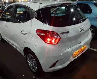 租车 Hyundai i10 #7370 Automatic 在 在毛里求斯机场，配备 1.2L 发动机 ➤ 来自 杰夫 在毛里求斯。