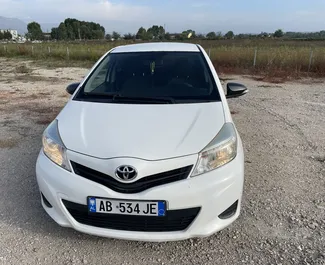 租赁 Toyota Yaris 的正面视图，地拉那机场, 阿尔巴尼亚 ✓ 汽车编号 #7479。✓ Manual 变速箱 ✓ 2 评论。