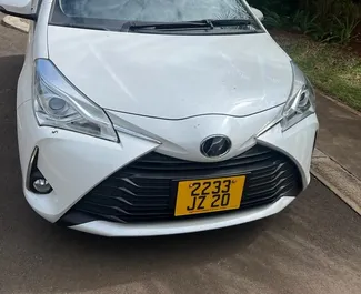 租赁 Toyota Vitz 的正面视图，在毛里求斯, 毛里求斯 ✓ 汽车编号 #7454。✓ Automatic 变速箱 ✓ 0 评论。