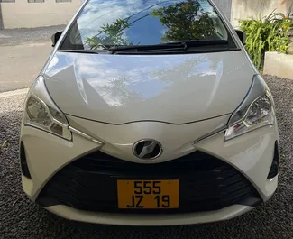 租赁 Toyota Vitz 的正面视图，在毛里求斯, 毛里求斯 ✓ 汽车编号 #7455。✓ Automatic 变速箱 ✓ 0 评论。