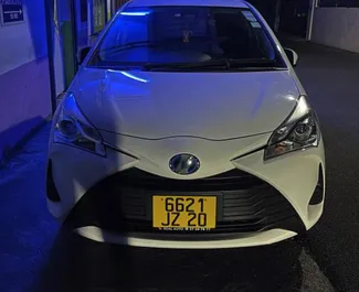 租赁 Toyota Vitz 的正面视图，在毛里求斯, 毛里求斯 ✓ 汽车编号 #7816。✓ Automatic 变速箱 ✓ 0 评论。