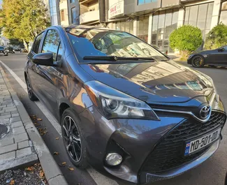 租赁 Toyota Yaris 的正面视图，在库塔伊西, 格鲁吉亚 ✓ 汽车编号 #7813。✓ Automatic 变速箱 ✓ 4 评论。