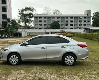 租车 Toyota Vios #7669 Automatic 在 在普吉机场，配备 1.5L 发动机 ➤ 来自 吉拉瓦特 在泰国。