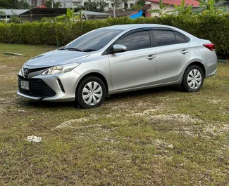 租赁 Toyota Vios 的正面视图，在普吉机场, 泰国 ✓ 汽车编号 #7643。✓ Automatic 变速箱 ✓ 6 评论。