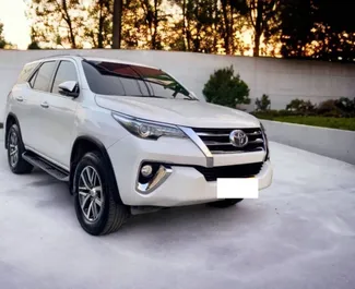 租赁 Toyota Fortuner 的正面视图，在曼谷, 泰国 ✓ 汽车编号 #7418。✓ Automatic 变速箱 ✓ 1 评论。