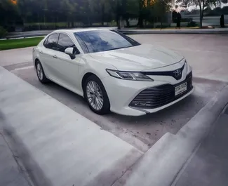 租赁 Toyota Camry 的正面视图，在曼谷, 泰国 ✓ 汽车编号 #7415。✓ Automatic 变速箱 ✓ 1 评论。