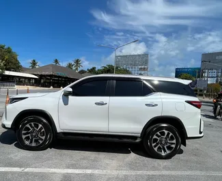 租车 Toyota Fortuner #8104 Automatic 在 苏梅岛机场，配备 2.4L 发动机 ➤ 来自 Alonggorn 在泰国。