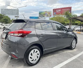 在 在泰国 租赁 Toyota Yaris Ativ 2023 汽车，特点包括 ✓ 使用 Petrol 燃料和 92 马力 ➤ 起价 800 THB 每天。