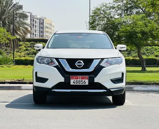 租赁 Nissan X-Trail 的正面视图，在迪拜, 阿联酋 ✓ 汽车编号 #8300。✓ Automatic 变速箱 ✓ 2 评论。