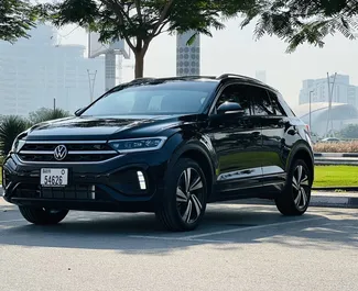 在 阿联酋 租赁 Volkswagen T-Roc 2024 汽车，特点包括 ✓ 使用 Petrol 燃料和 148 马力 ➤ 起价 150 AED 每天。