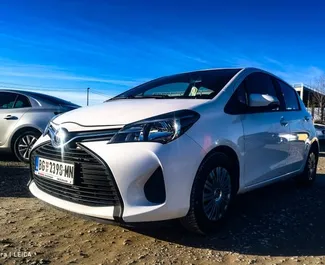 租赁 Toyota Yaris 的正面视图，贝尔格莱德机场, 塞尔维亚 ✓ 汽车编号 #8447。✓ Manual 变速箱 ✓ 0 评论。