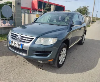 租赁 Volkswagen Touareg 的正面视图，在地拉那, 阿尔巴尼亚 ✓ 汽车编号 #8251。✓ Automatic 变速箱 ✓ 1 评论。