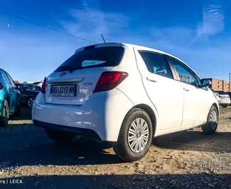 在 在塞尔维亚 租赁 Toyota Yaris 2018 汽车，特点包括 ✓ 使用 Petrol 燃料和 80 马力 ➤ 起价 33 EUR 每天。