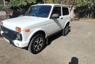 租赁 Lada Niva 的正面视图，在埃里温, 亚美尼亚 ✓ 汽车编号 #7404。✓ Manual 变速箱 ✓ 3 评论。