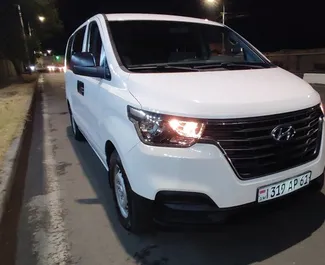 租赁 Hyundai H1 的正面视图，在埃里温, 亚美尼亚 ✓ 汽车编号 #6784。✓ Manual 变速箱 ✓ 1 评论。