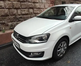 租赁 Volkswagen Polo Sedan 的正面视图，在埃里温, 亚美尼亚 ✓ 汽车编号 #6781。✓ Automatic 变速箱 ✓ 1 评论。