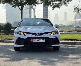 租车 Toyota Camry #8424 Automatic 在 在迪拜，配备 2.5L 发动机 ➤ 来自 萨拉 阿联酋。